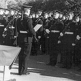 23.09.73. Ленинград, Марсово поле. Присяга, к-т Акимов в первой шеренге.