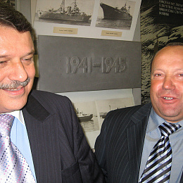 2008. Санкт-Петербург. Встреча обнокашников 30 лет выпуска. В стенах родной альмоматер. Капитан 1 ранга Фролов и капитан 2 ранга Алютин.