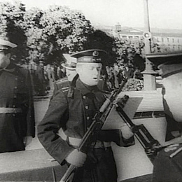 27.09.73. . г. Ленинград Марсово поле. Принимаю присягу на верность Родине. Курсант 1 курса Лаврентьев С. Ю. На заднем плане нач. 1 факультета к 1 р Блинов ( Федя с наганом )