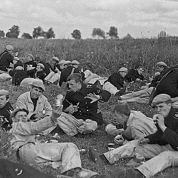 1974. Балтийск. Полк морской пехоты. Марш-бросок. Обед сухпайком. Справа: Ромашов, Дебелый спиной, Коткин, Падерин, Матвиенко, Рогов, Мезенов, Сорокин, Дианов, Славский, Руденко С., Осипов, Фролов, Каленников, Василенко.